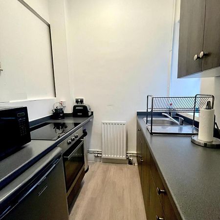 Modern, Stylish Apartment In Central Бат Екстериор снимка