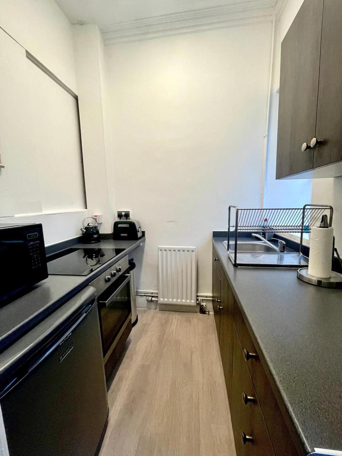 Modern, Stylish Apartment In Central Бат Екстериор снимка